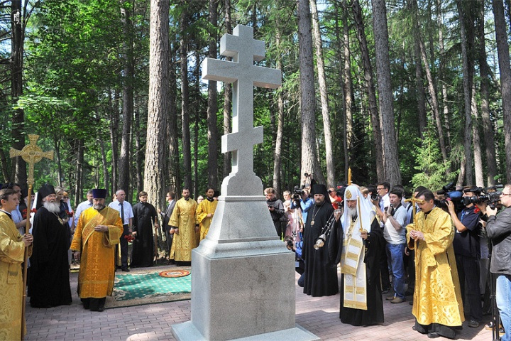 Святейший Патриарх Кирилл возглавил церемонию открытия мемориала памяти инвалидов Отечественной войны, погребенных на Валааме, 2011