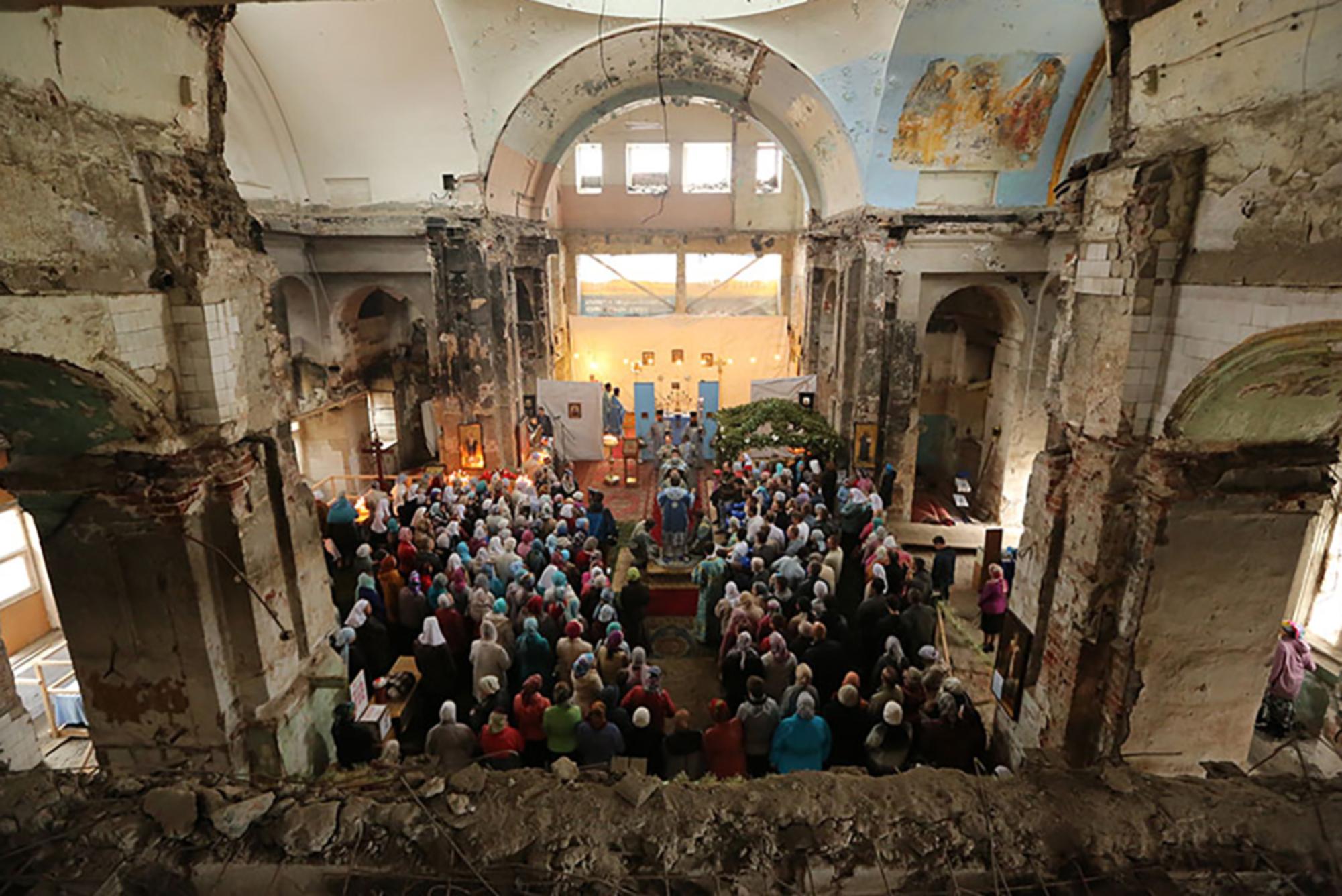 Первые богослужения в возвращённом Церкви соборе Успения Пресвятой Богородицы в Екатеринбурге.