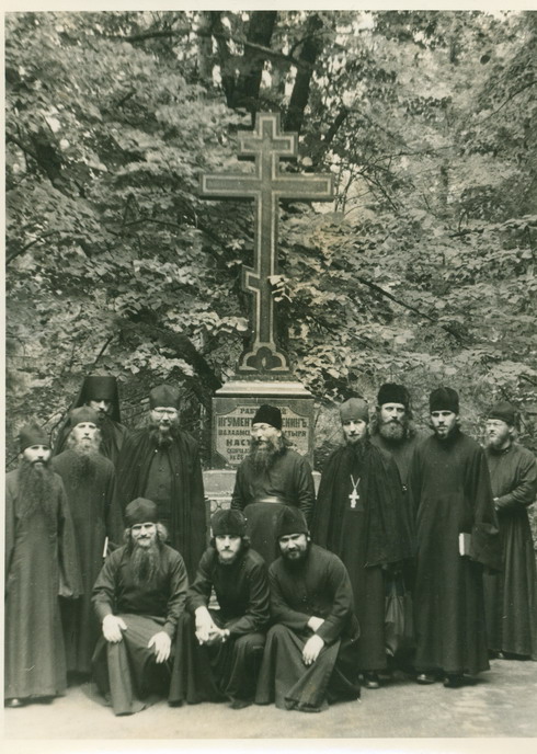 Стоят (слева направо): иеромонах Феофан, иеромонах Фотий, иеродиакон Виссарион (схиигумен Варахиил, Коневский монастырь), игумен Андроник (Трубачев, второй Валаамский игумен), игумен Косма, иеромонах Геронтий, иеромонах Варсонофий, иеромонах Борис, иероди