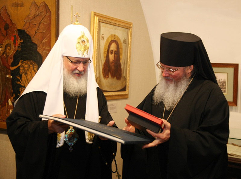 Поэтому в центре живого монастыря, который призван служить людям, который призван возносить молитвы к Господу, мы открываем музей как хранилище памяти о замечательных, радостных, а также и скорбных страницах Валаамской истории.