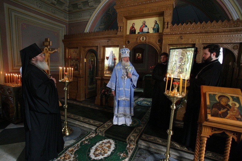 Вспоминаю, как тогда, в ненастный, дождливый, холодный день, в конце Литургии вдруг воссияло солнце, и яркий солнечный луч пронзил этот полуразрушенный храм.