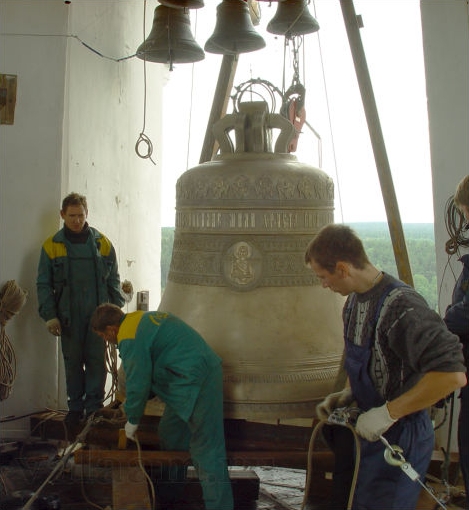 Работы по перемещению колокола.