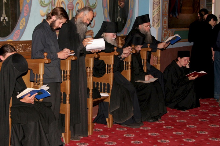Чтение синодиков (братия поминает о здравии и за упокой).