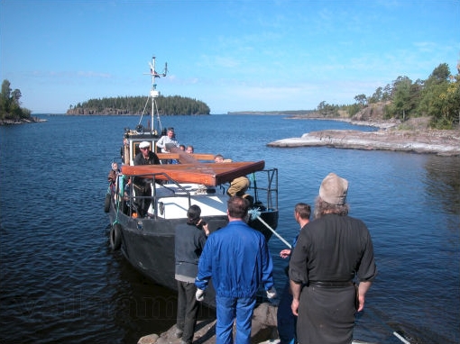 Кораблик причалил к острову, только так, швартоваться негде.