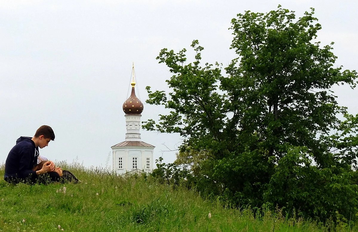 Человек у храма