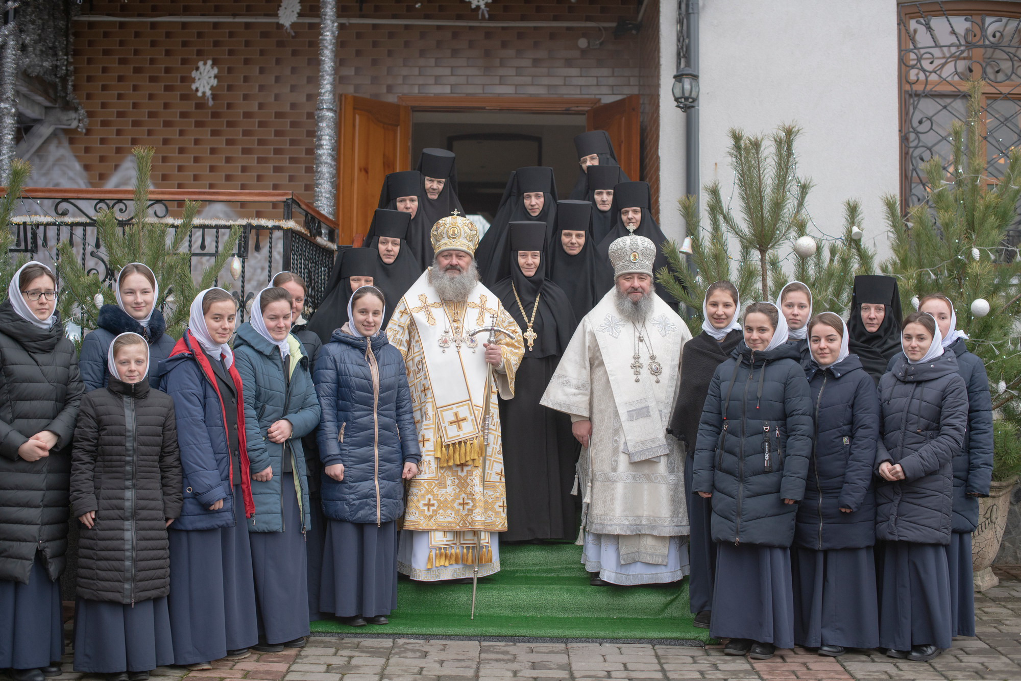 Владыка Павел с сестрами Зимненской обители в Рождественские дни 2020 года.