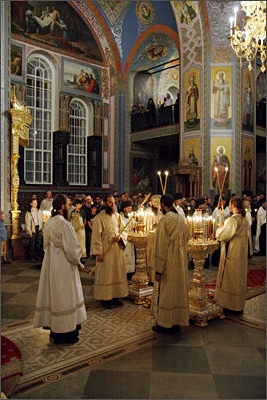 С вечера, в верхнем храме была отслужена всенощная