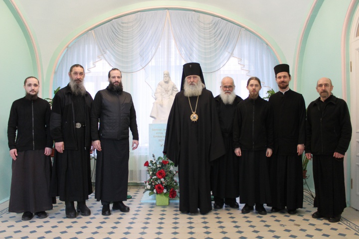 Собеседование архиепископа Феогноста с кандидатами на пострижение