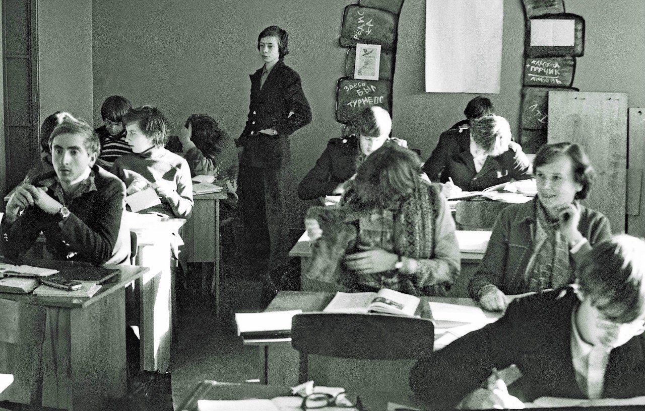 В классе. 10-й класс, 1978-79 учебный год. Рядом со мной сидит Миша Баев.