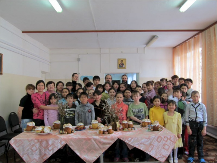 В Паланском детдоме после освящения куличей