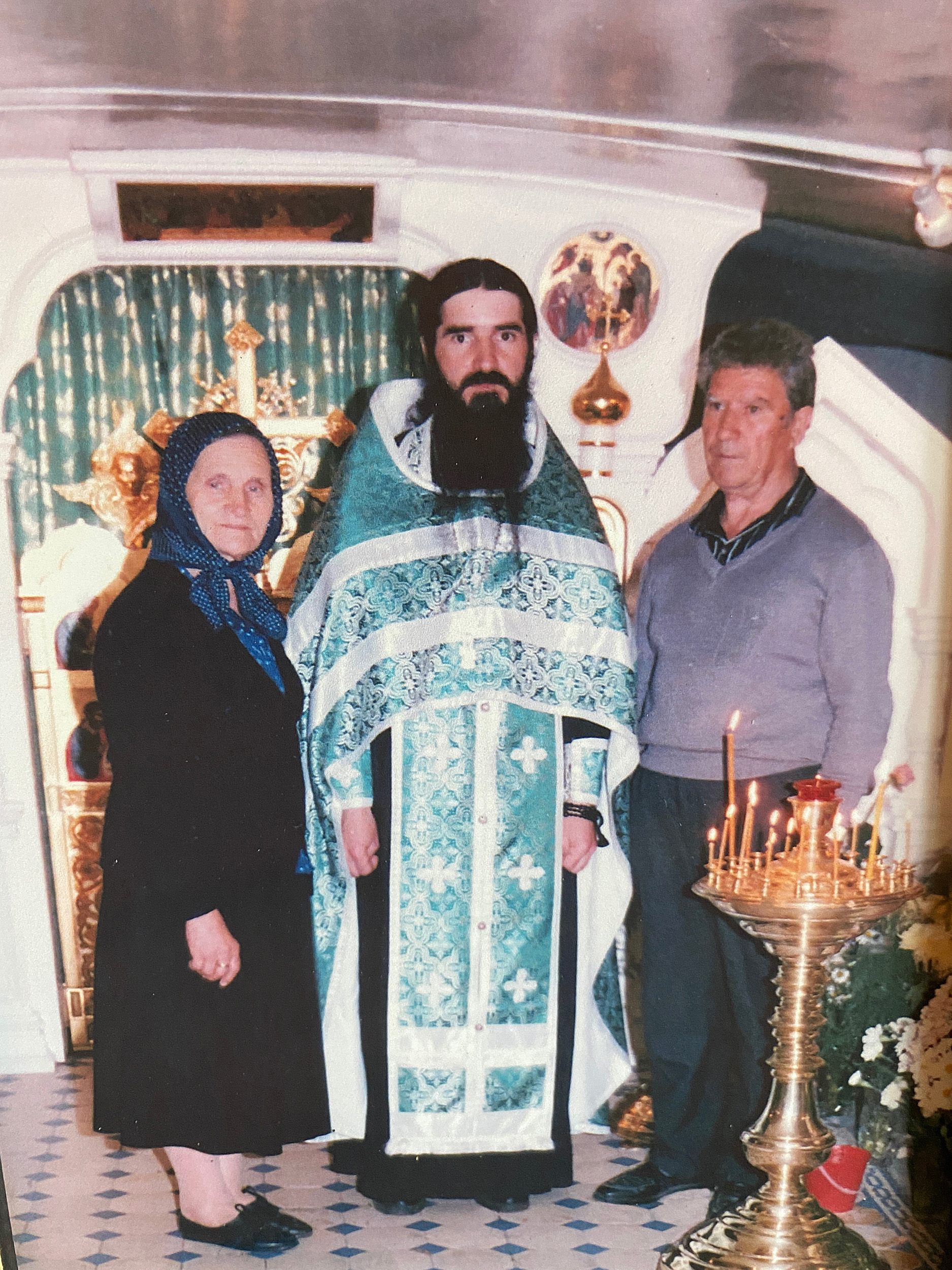 Отец Мефодий вместе со своими родителями.