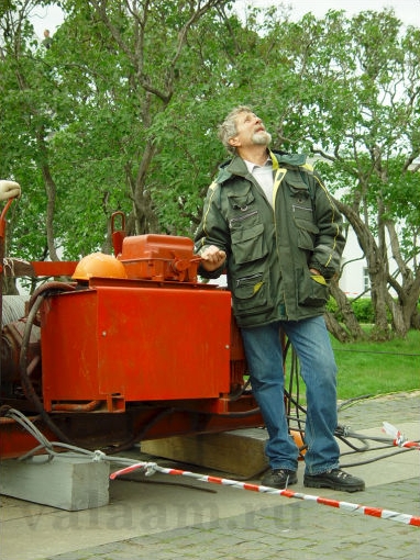 Лебедка, с помощью которой, поднимают колокол.