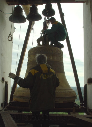 Колокол отсоединяют от подъемного троса, теперь надо вкатить его внутрь колокольни.