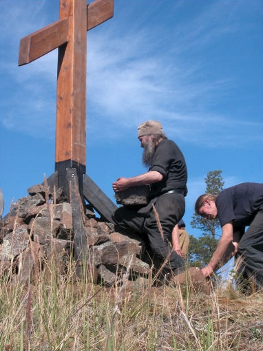 Укрепляют основание камнями