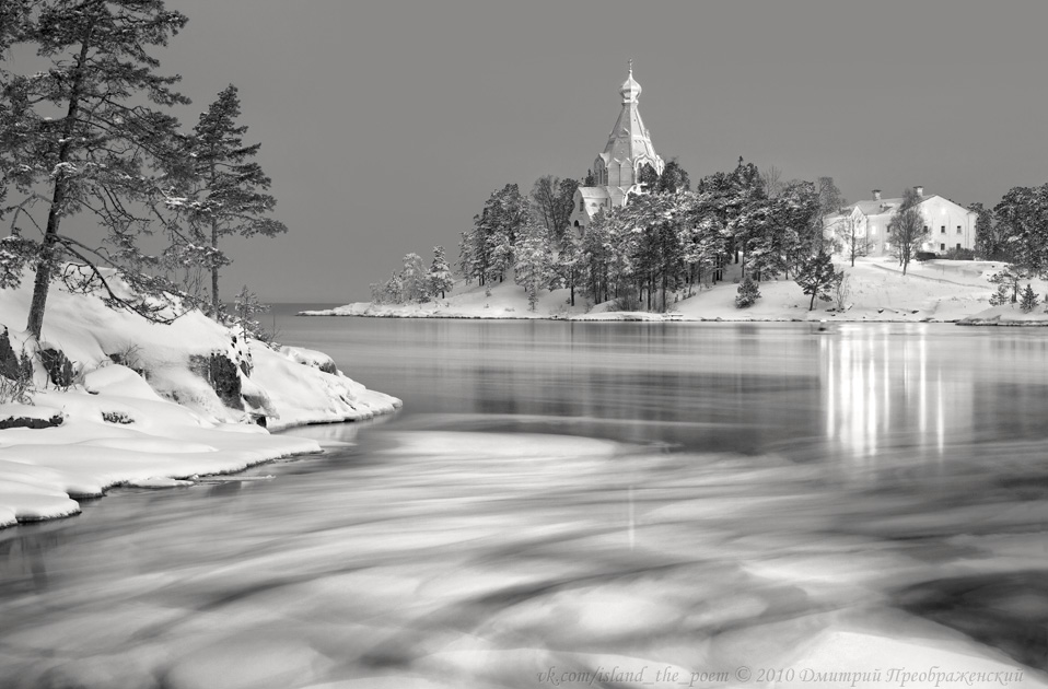 Я твой, о ночь! В душе — твоё сиянье; всё грешное осталось на земле, и ангелов я чувствую дыханье на поднятом челе! *** Владимир Набоков