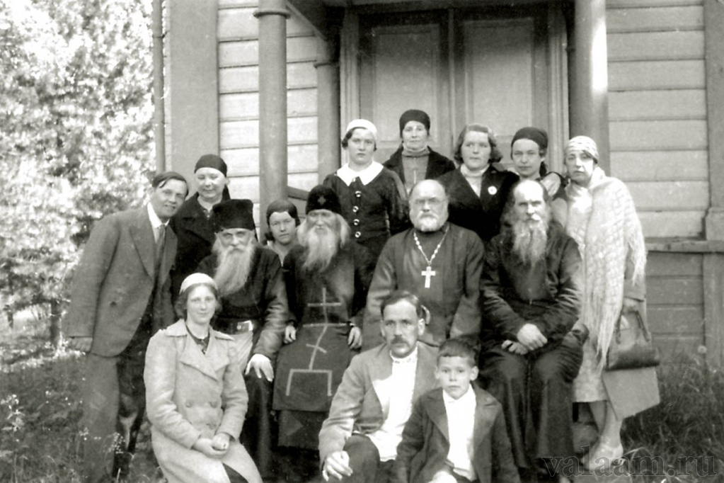 Алёша Ридигер с родителями во время паломнической поездки на Валаам. На Коневском скиту со схимонахом Николаем. 1939 год.