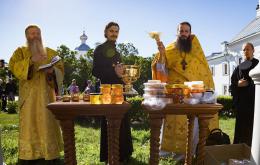 Медовый Спас: "Если человек работает на земле..."