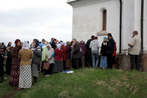 Угощение паломников пирожками.