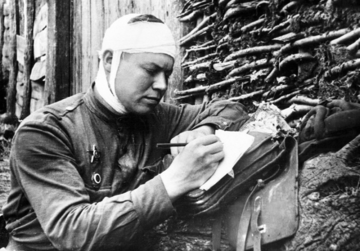 Когда речь идет о войне, всем вроде привычен воинский подвиг, а как оценить долю жены солдата?