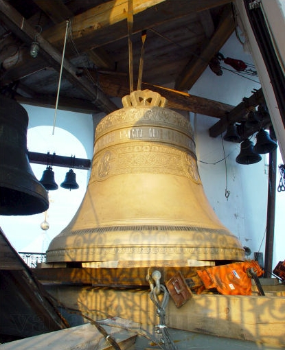 Колокол доставлен на место, остается только закрепить его на балке.