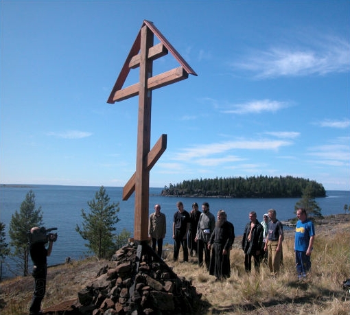 Все, воздвигнут крест, далеко над водной гладью видно его, стоит на страже, охраняет остров.