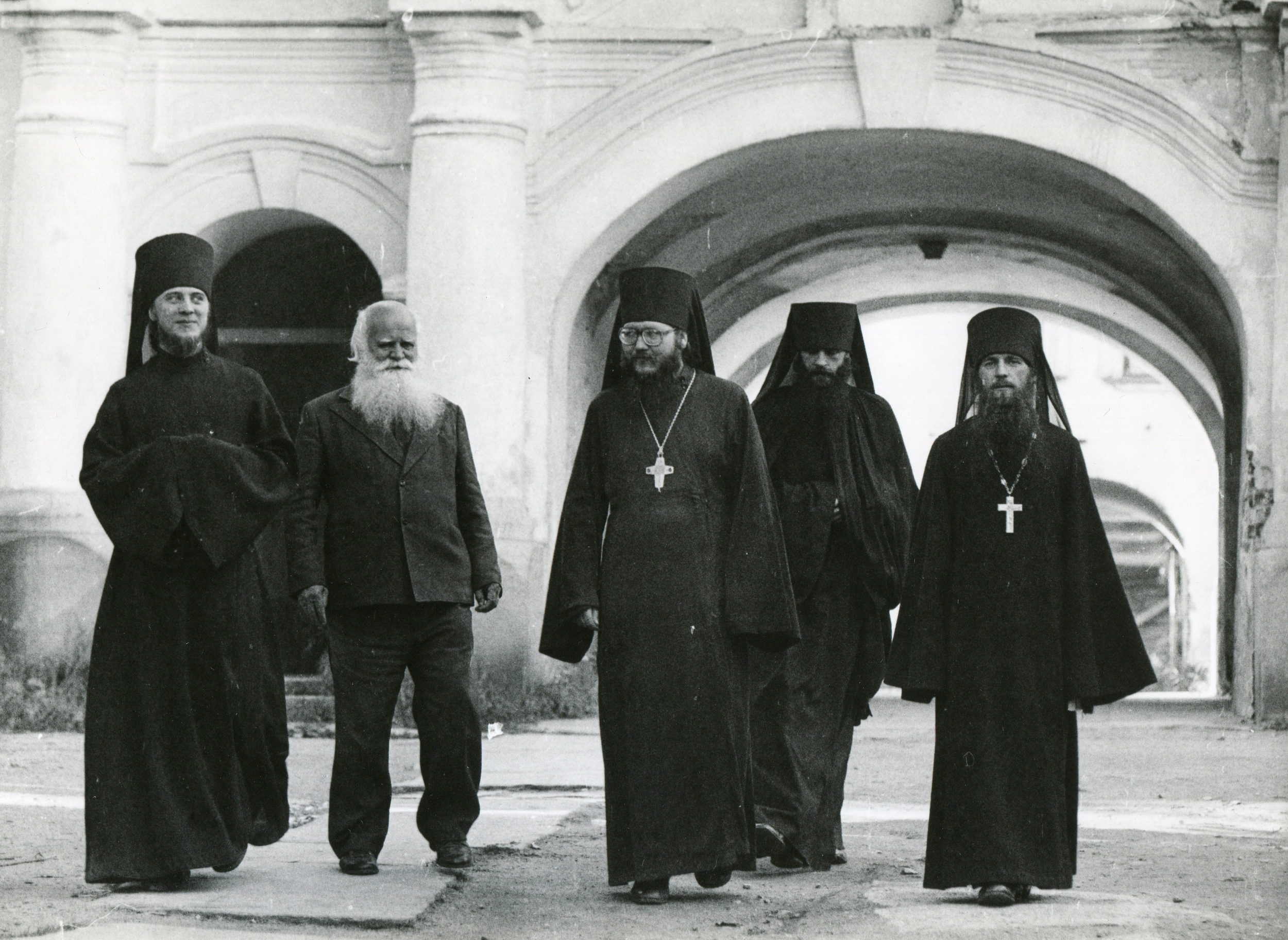 По центру игумен Андроник (Трубачев), крайний справа отец Фотий