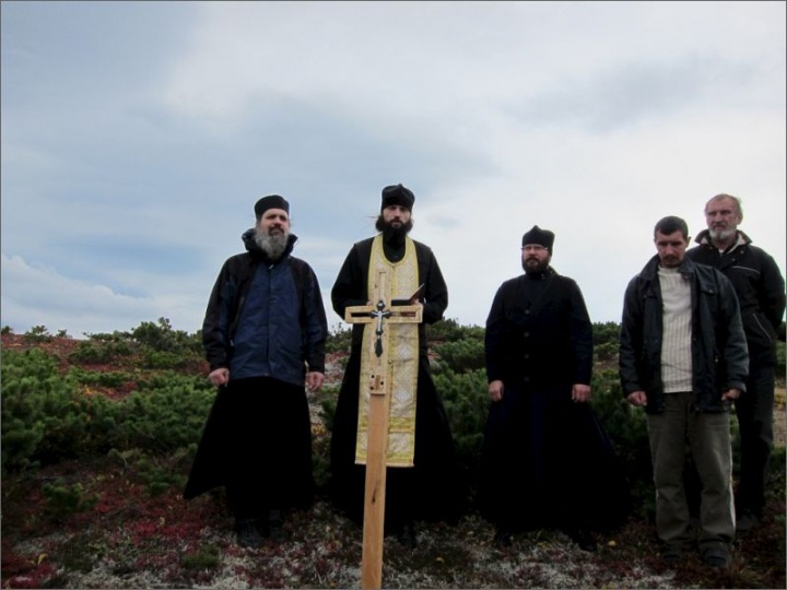 Установка креста на горном перевале