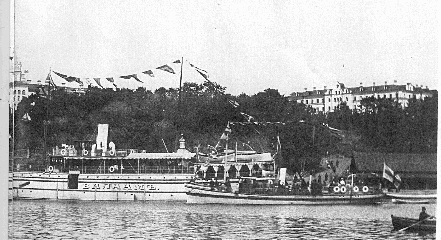 20-2. ОЩУЩЕНИЕ ПРАЗДНИКА. Во время больших монастырских праздников на пристани монастыря было тесно. Корабли были полностью загружены путешественниками и паломниками как из Финляндии, так и из России. Справа от парохода «Валаам» шхуна «Сергий». Фото: ФИКС