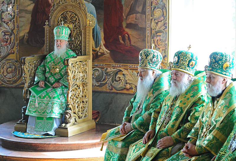 На малом входе Святейший Патриарх Кирилл вручил игуменский жезл епископу Троицкому Панкратию, наместнику Валаамского монастыря ― в соответствии с решением Архиерейского Собора 2011 года и определением Священного Синода Русской Православной Церкви от 22 ма