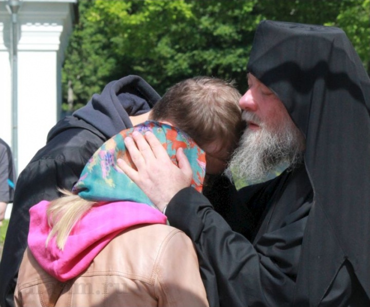 «Истинно также говорю вам, что если двое из вас согласятся на земле просить о всяком деле, то чего бы ни попросили, будет им от Отца Моего Небесного, ибо где двое или трое собраны во имя Моё, там Я посреди них» (Мф,18:19-20).