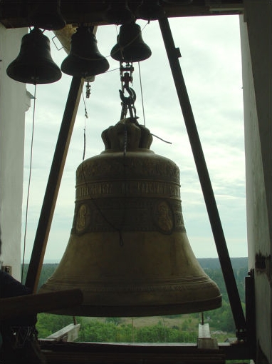 Колокол в проеме звонницы.