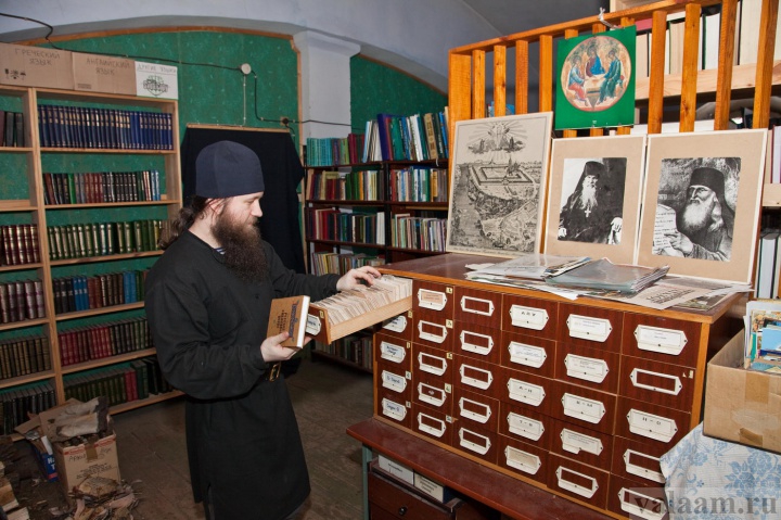 Старая монастырская библиотека