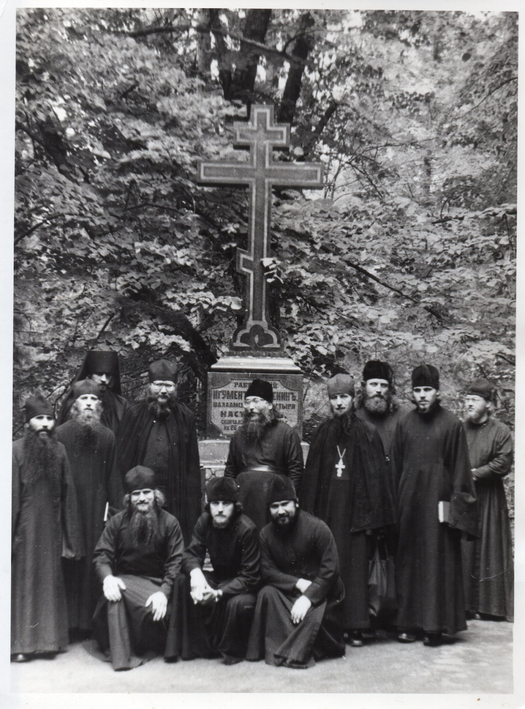 Игумен Андроник слева от креста, отец Фотий рядом с ним