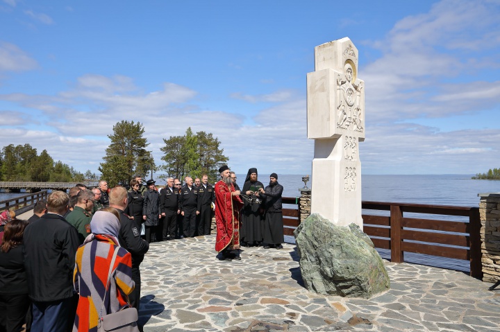 Освящение памятного Креста на острове Иоанна Кронштадтского 