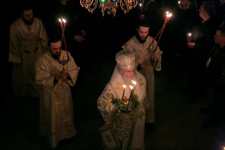 Только Христова победа – как солнце, изливающее светлые лучи на всех тех, кто стоит под ним. Только Христова победа исполняет все сердца человеческие полнотою радости.