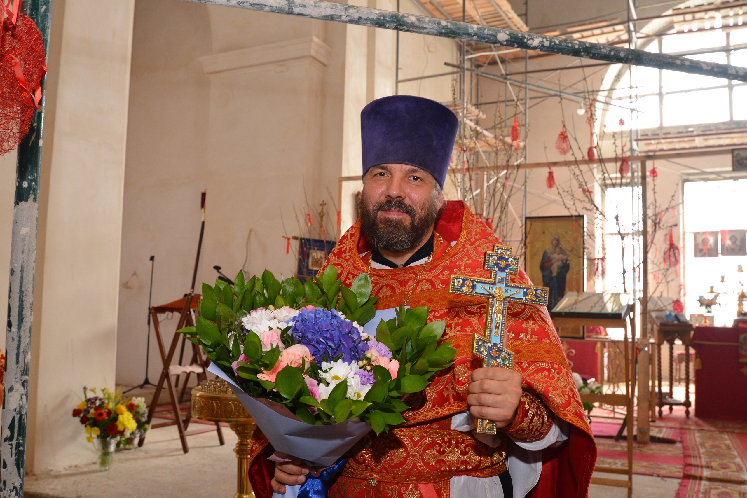 Протоиерей Евгений Попиченко в день своего 47-летия в восстанавливаемом соборе Успения Пресвятой Богородицы в Екатеринбурге, 26 мая 2020 года.