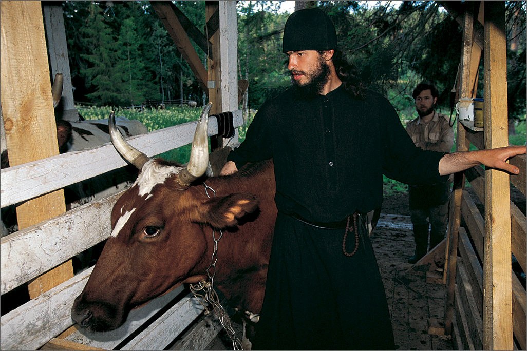 Послушник Герман (Иванов) с коровой Стрелкой. Фото Сергея Компанийченко, 2000 г.