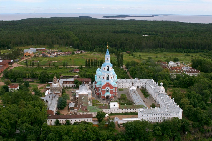 Монастырь с птичьего полета, лето.