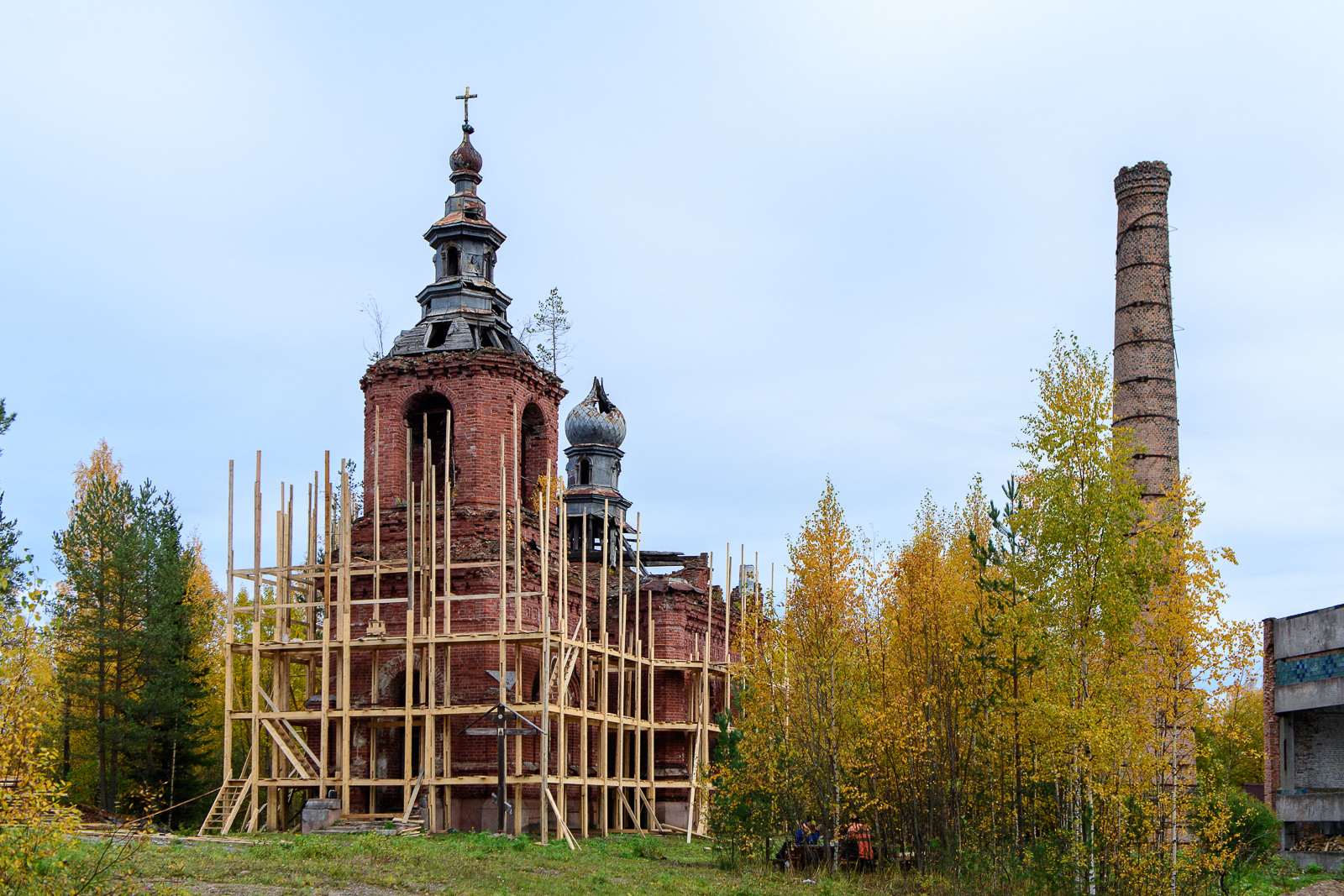 Строительные леса на здании храма Александра Невского.