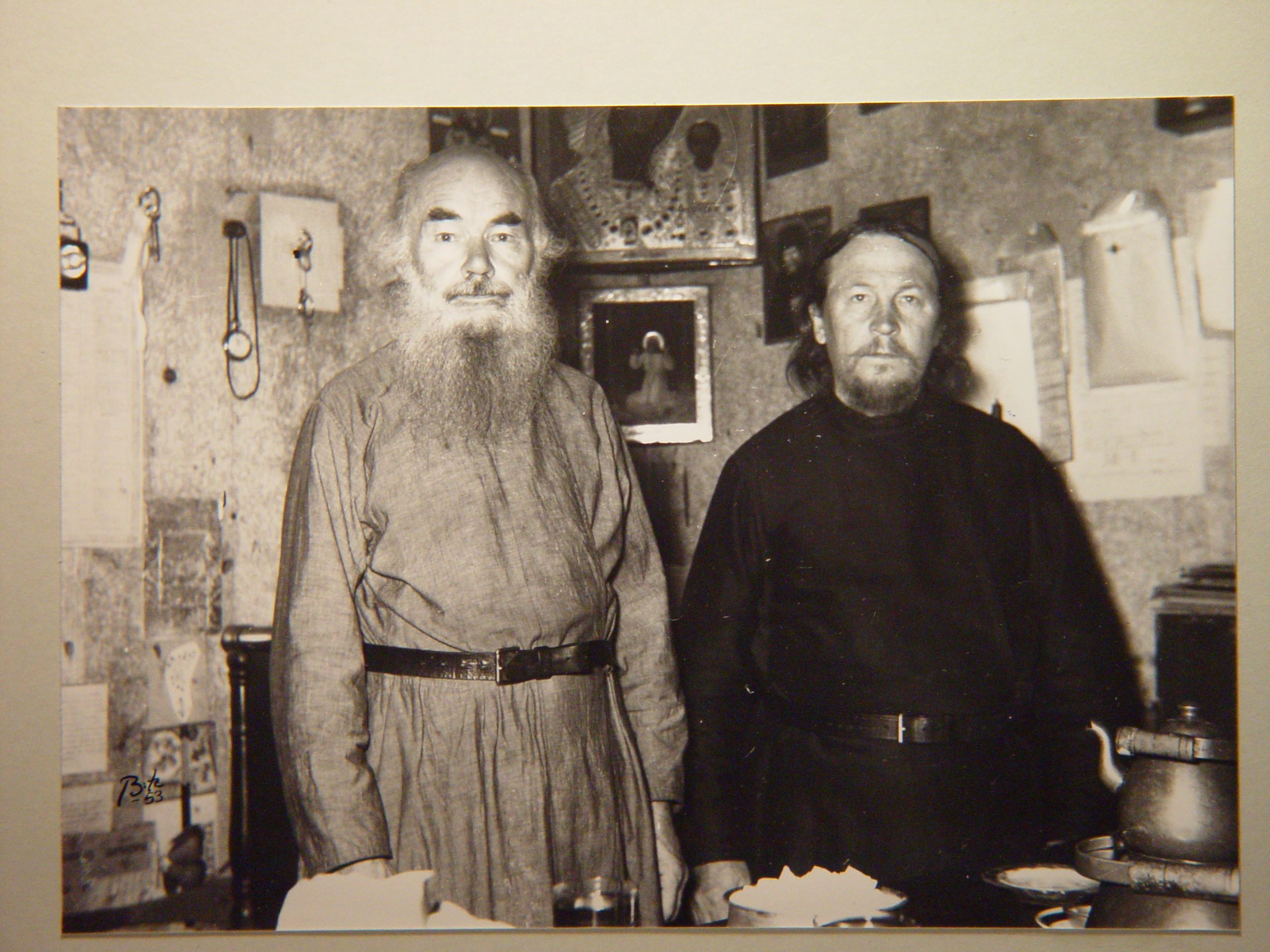 Слева на право монахи Иувиан и Гавриил