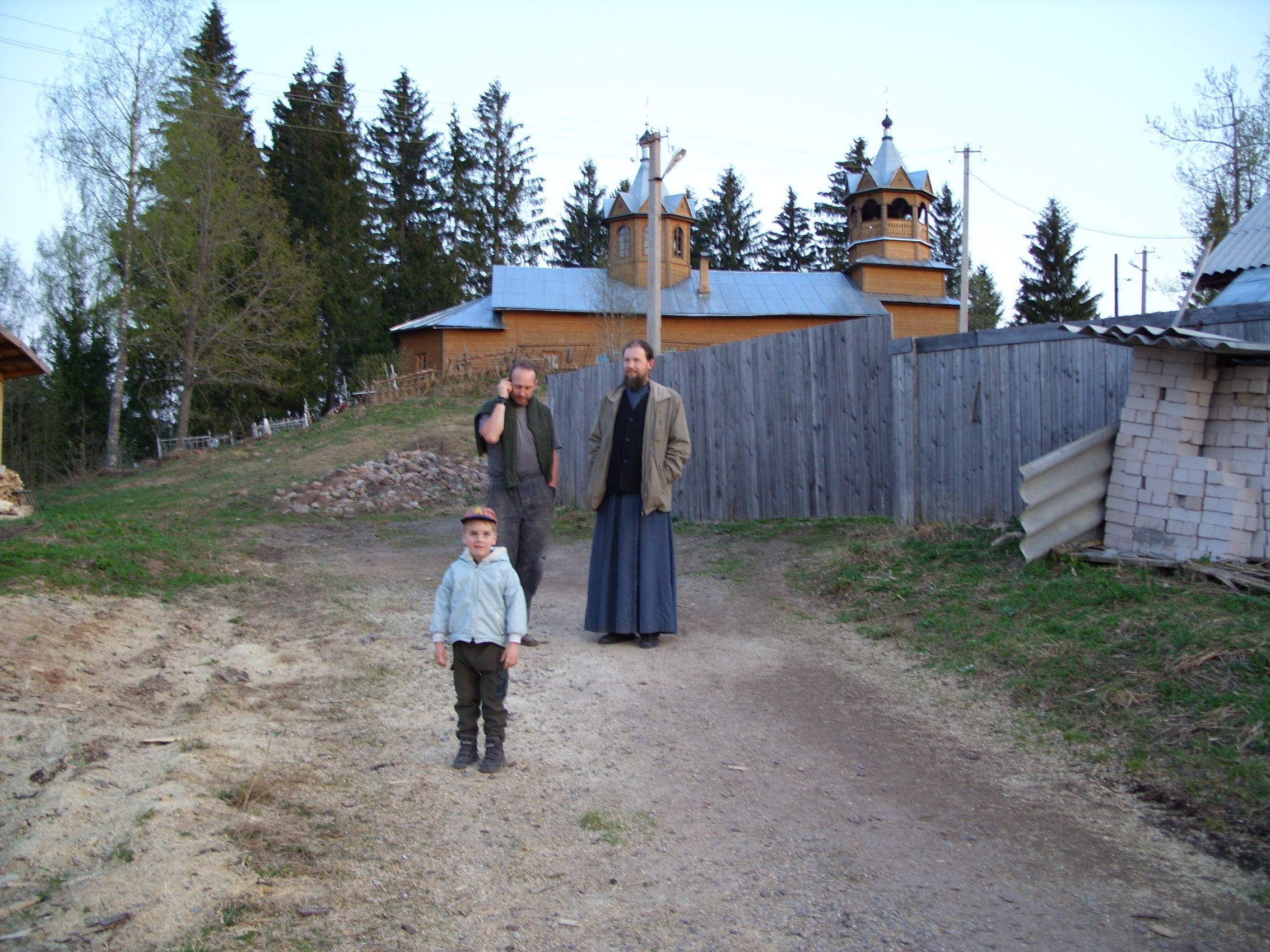 На переднем плане мой сын Герман, позади о.Михаил (справа), сзади Внутовская церковь. 3 мая 2008 г