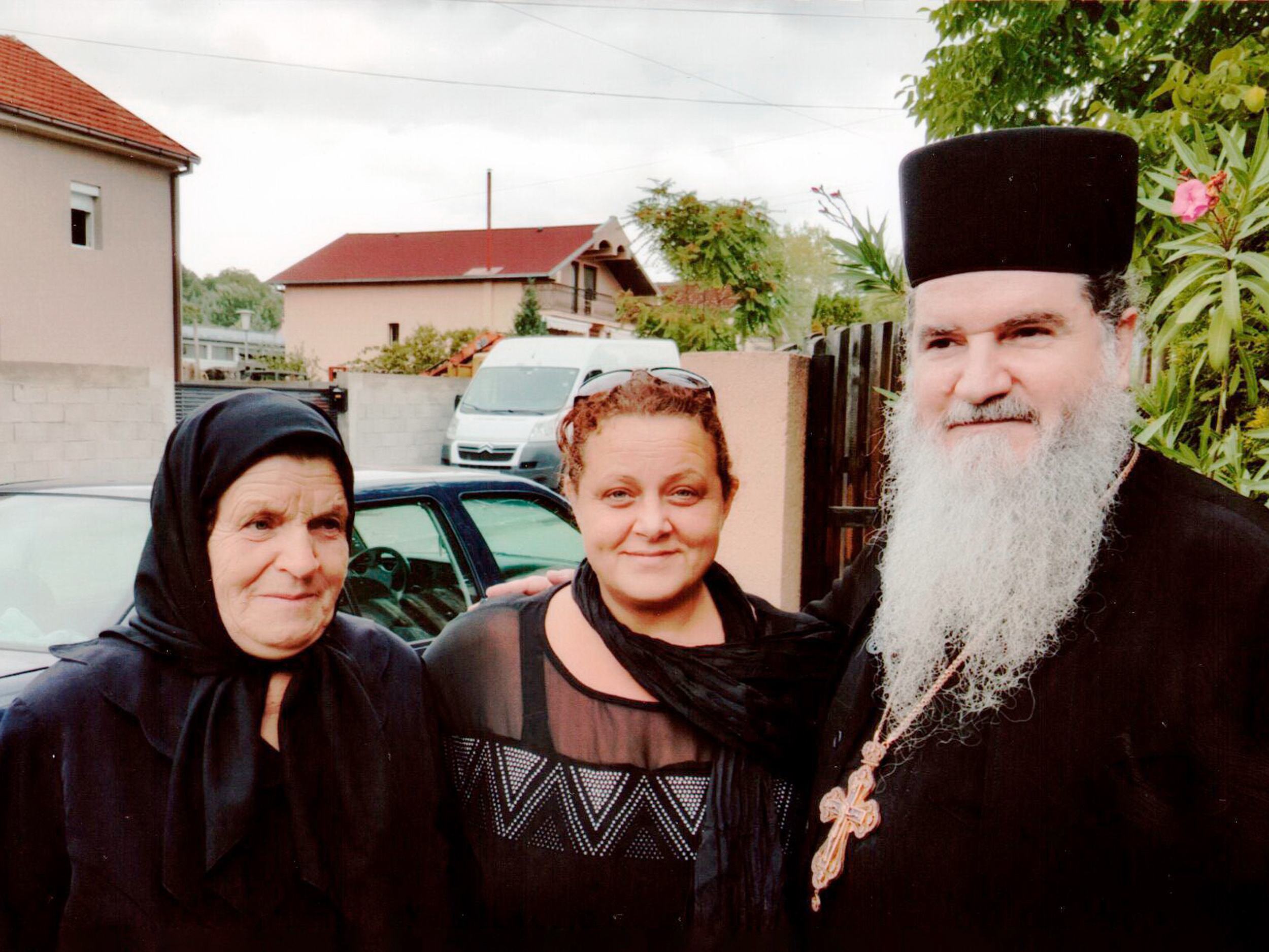 Няня о. Мефодия в детстве, младшая сестра его матери, тётя Милка (слева) ныне монахиня Матрона.