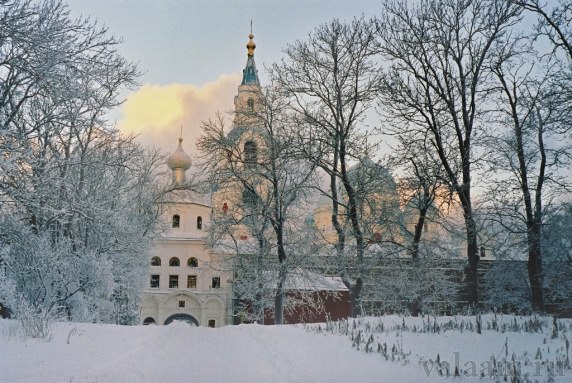 В эту же Рождественскую светозарную ночь и последующие святые дни восхвалим и превознесем нашего Спасителя и Господа, благоизволившего многого ради человеколюбия Своего прийти в мир.