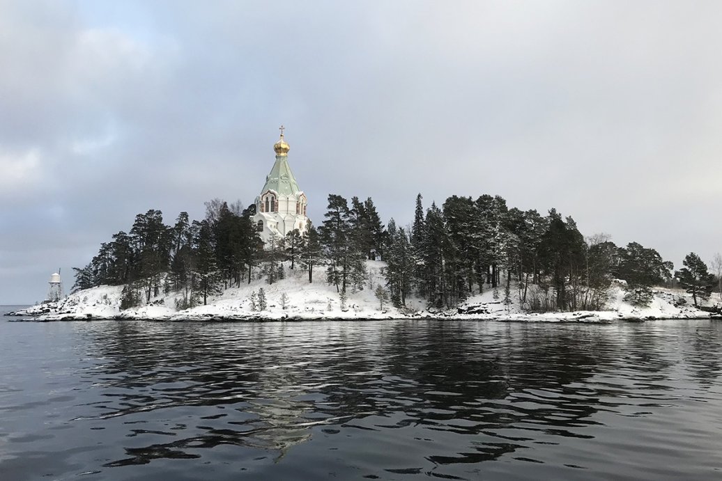 Зимой путь по Ладоге до острова Валаам занимает около четырех часов.
