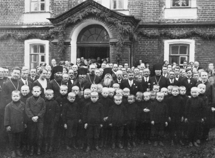 30 мальчиков жили на втором этаже келейного корпуса и обучались по курсу народной школы, а также церковному чтению и иконописи.