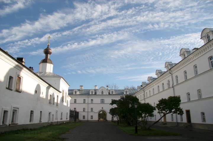 Монастырский двор
