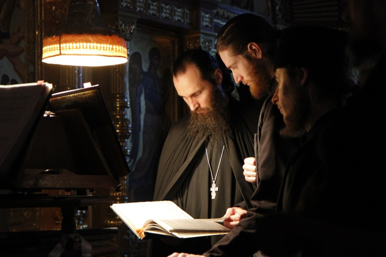 Чтение псалтыри слушать. Монах молится. Православный монах. Монах христианин. Священник молится.