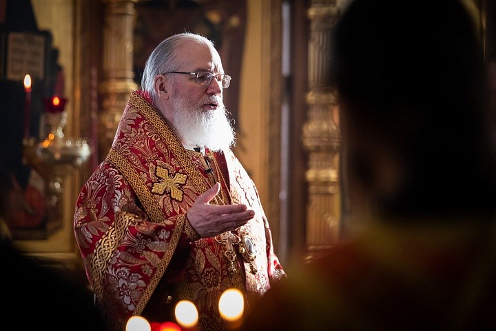 Ощущение присутствия Божия доставляется внимательною молитвою. Много способствует к приобретению его и благоговейное предстояние пред святыми иконами.