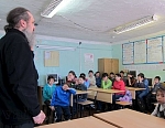 Отец Кирилл проводит духовные беседы с местными жителями