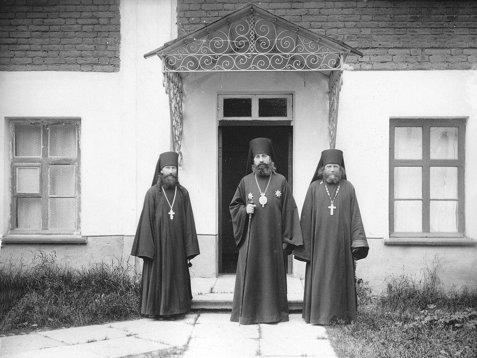 Митрополит Антоний (Вадковский, в центре) и архимандрит Пимен (справа) на Коневце. Фото конца XIX века.